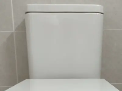 Cisterna tipo mochila Barcelona Cisterna de WC tipo mochila instalada en baño